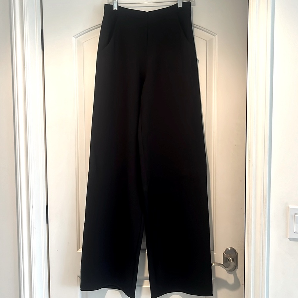 Black Halo sponge crepe wide leg pant. Color black size 8